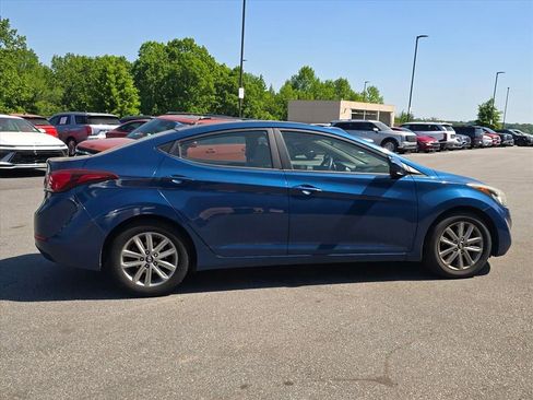 Used 2014 Hyundai Elantra SE w/ Option Group 02 FWD image 2