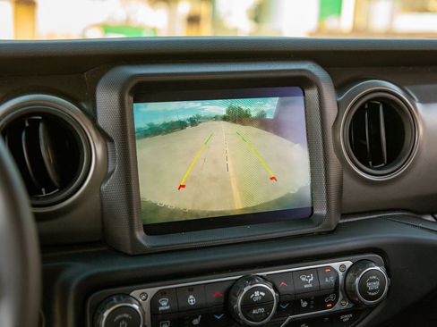 Used 2023 Jeep Wrangler Unlimited w/ Sun & Screen Package AWD/4WD image 16