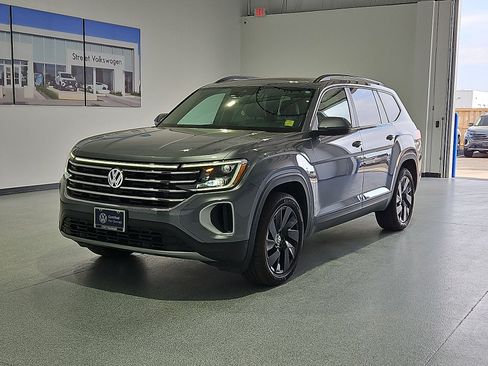 Certified 2024 Volkswagen Atlas SE w/ Panoramic Sunroof Package FWD image 4