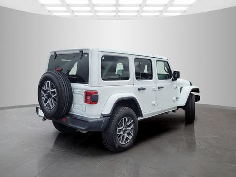 Used 2025 Jeep Wrangler Unlimited Sahara AWD/4WD image 4