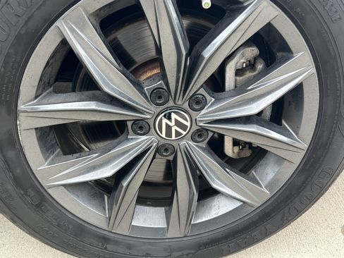 Used 2023 Volkswagen Tiguan SE w/ Panoramic Sunroof Package FWD image 12