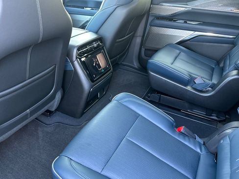 Used 2025 Cadillac Escalade IQ Luxury 2 AWD/4WD image 12