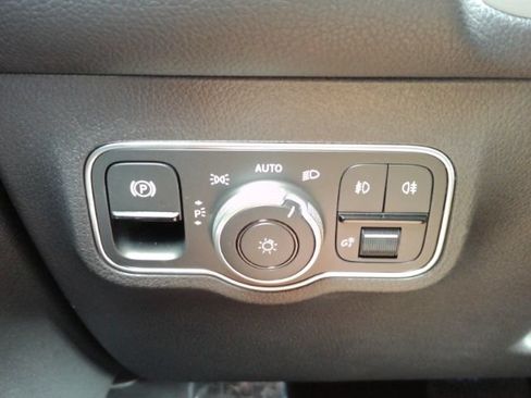 Used 2024 Mercedes-Benz GLB 250 w/ Driver Assistance Package image 38