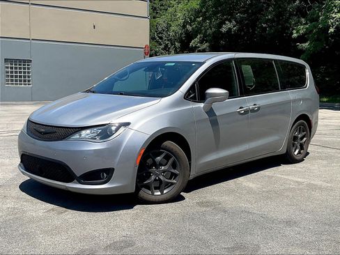 Used 2019 Chrysler Pacifica Touring Plus w/ Advanced Safetytec Group FWD image 11