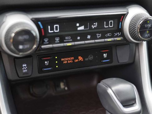 Used 2019 Toyota RAV4 Limited image 11