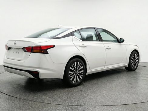 Used 2025 Nissan Altima 2.5 SV FWD image 9