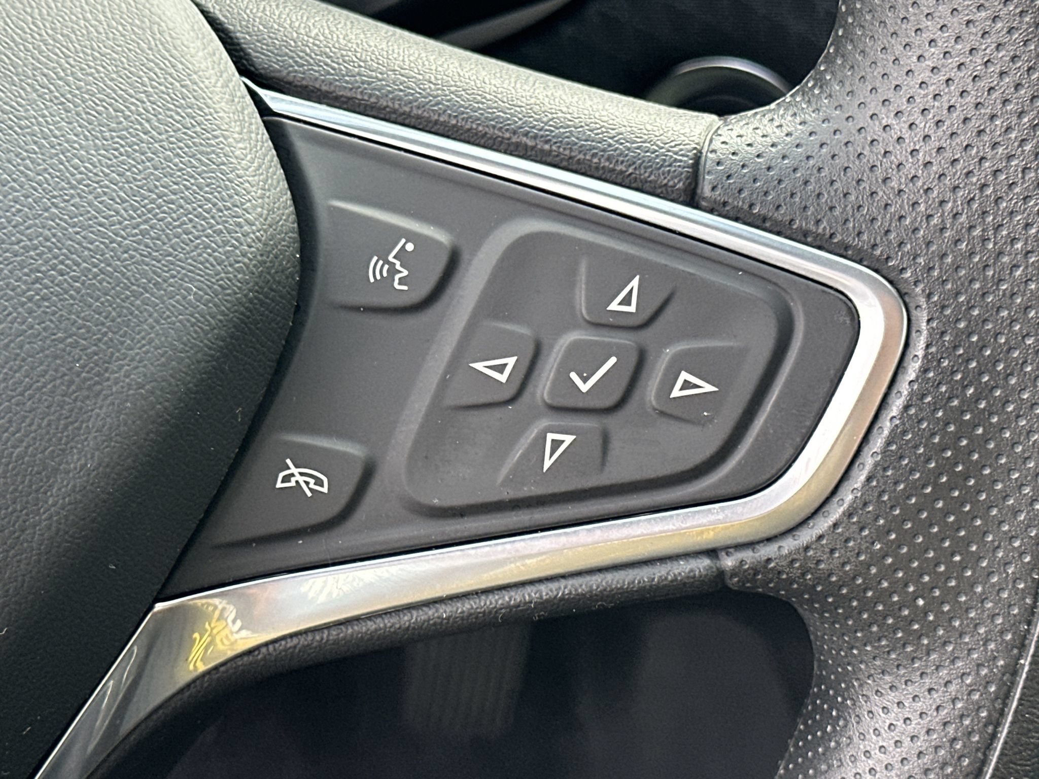 Used 2023 Chevrolet Malibu LT FWD image 25