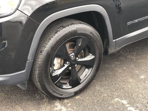 Used 2020 Jeep Cherokee Latitude Plus image 2