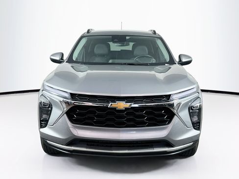 Used 2025 Chevrolet Trax LT w/ LT Convenience Package FWD image 2