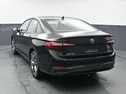 Used 2023 Volkswagen Jetta SE FWD image 3