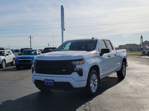 Used 2023 Chevrolet Silverado 1500 Custom image 2