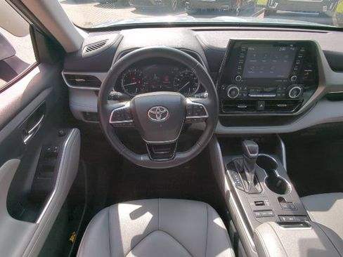 Used 2021 Toyota Highlander XLE image 17