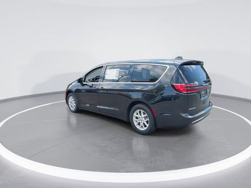 Used 2023 Chrysler Pacifica Touring-L FWD image 6