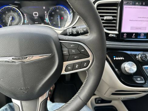 Used 2023 Chrysler Pacifica Touring-L AWD/4WD image 28