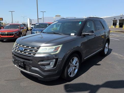 Used 2017 Ford Explorer XLT w/ Equipment Group 202A FWD image 3