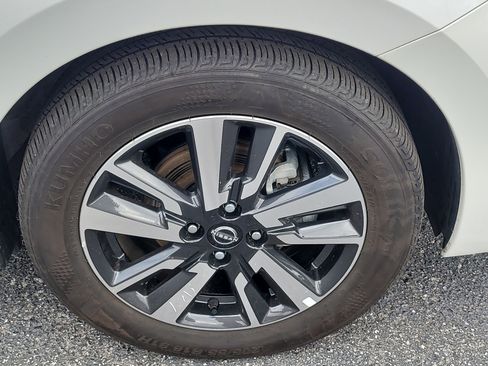 Used 2025 Nissan Versa SV image 10