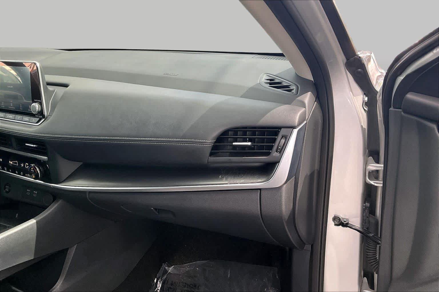 Used 2025 Nissan Rogue SV FWD image 37