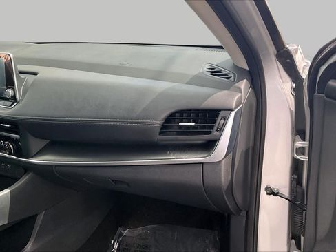 Used 2025 Nissan Rogue SV FWD image 37