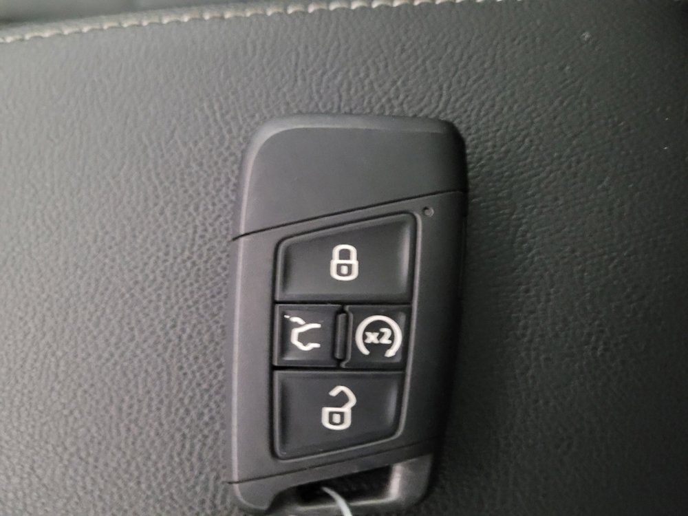 Used 2023 Volkswagen Taos SE w/ Panoramic Sunroof Package FWD image 32