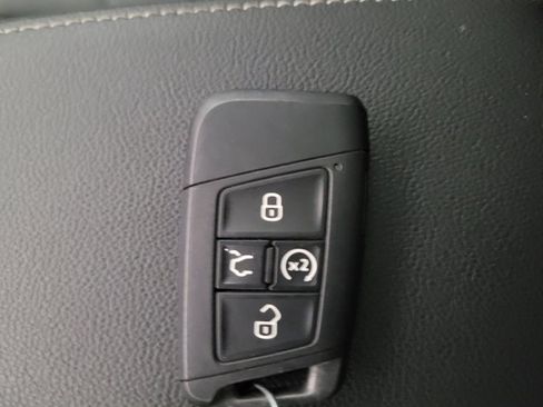 Used 2023 Volkswagen Taos SE w/ Panoramic Sunroof Package FWD image 32