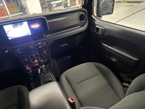 Used 2025 Jeep Wrangler Unlimited Rubicon AWD/4WD image 35