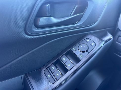 Used 2025 Nissan Rogue S image 17