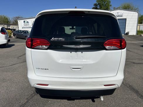 Used 2022 Chrysler Voyager LX image 9