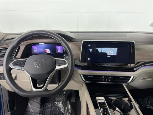 Used 2025 Volkswagen Atlas SEL image 3