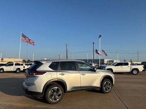 Certified 2025 Nissan Rogue SV FWD image 22