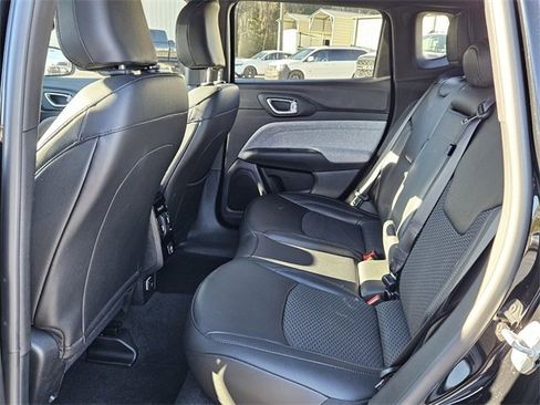 Used 2025 Jeep Compass Latitude image 11