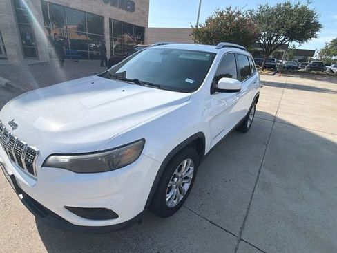 Used 2019 Jeep Cherokee Latitude w/ Popular Appearance Group FWD image 2