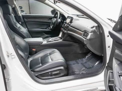 Used 2018 Honda Accord Touring image 17