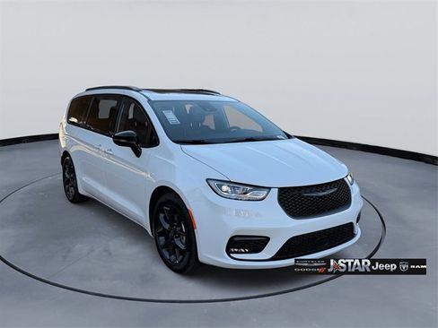 New 2026 Chrysler Pacifica Limited image 5