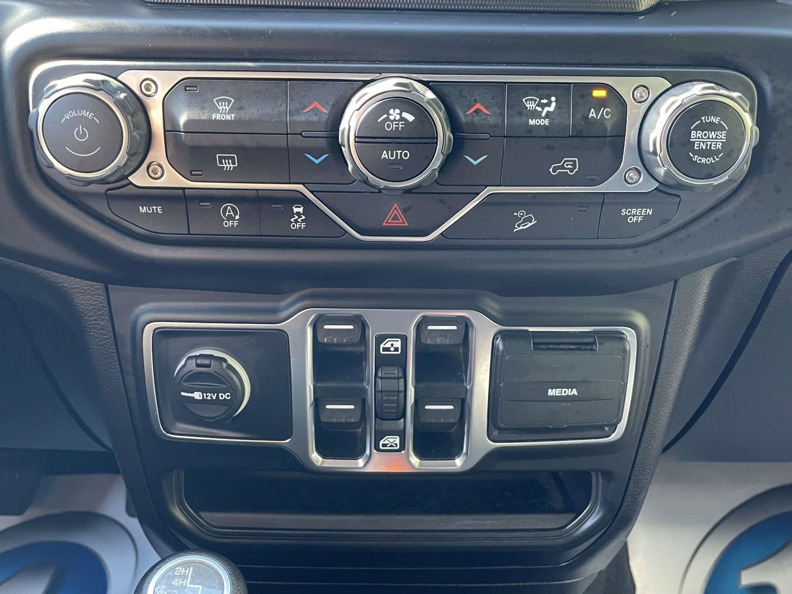Used 2020 Jeep Wrangler Unlimited Sahara AWD/4WD image 30