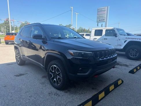 Used 2025 Jeep Compass Trailhawk w/ Trailhawk Elite Group AWD/4WD image 3