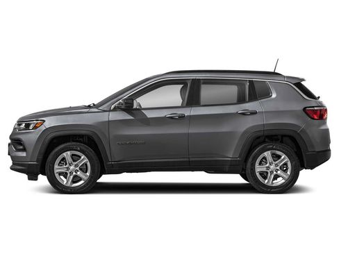 Used 2024 Jeep Compass Latitude w/ Convenience Group AWD/4WD image 3