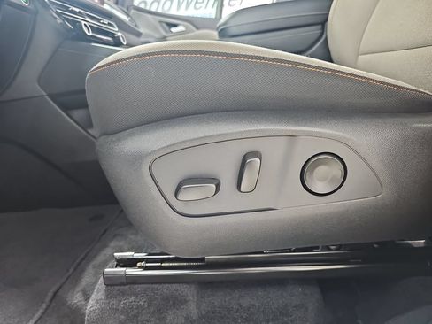 Used 2025 Chevrolet Traverse LT AWD/4WD image 37