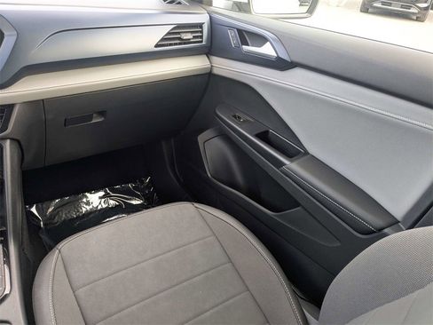 Used 2024 Volkswagen Taos SE image 17