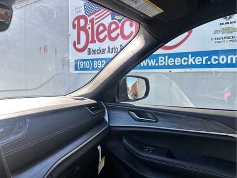 New 2025 Jeep Grand Cherokee L Limited w/ Black Appearance Package image 38