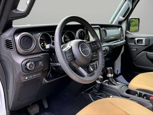 Used 2023 Jeep Wrangler Unlimited w/ Sun & Screen Package AWD/4WD image 19