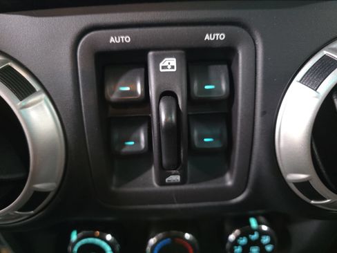 Used 2018 Jeep Wrangler Unlimited Rubicon w/ Connectivity Group AWD/4WD image 25