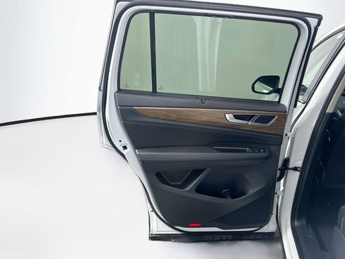 Used 2025 Volkswagen Atlas SE AWD/4WD image 27