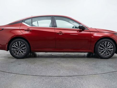 Used 2025 Nissan Altima 2.5 SV FWD image 11