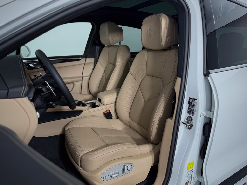 Certified 2026 Porsche Macan AWD/4WD image 5