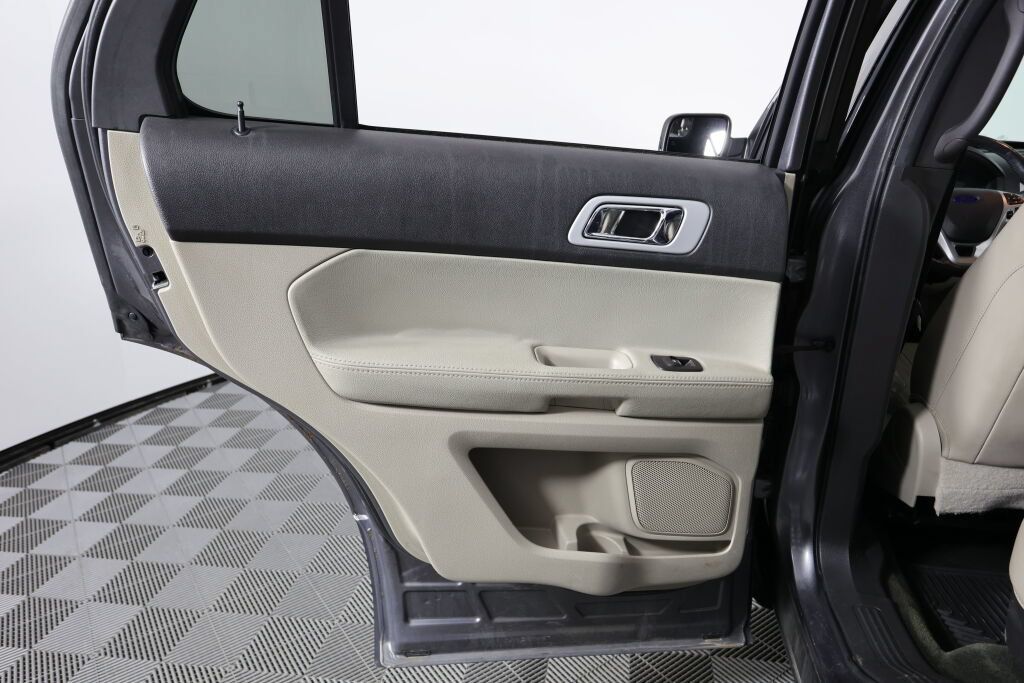 Used 2014 Ford Explorer XLT w/ Equipment Group 202A FWD image 17