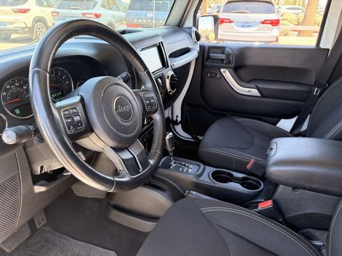 Used 2018 Jeep Wrangler Unlimited Sahara w/ Connectivity Group AWD/4WD image 15