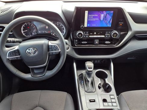 Used 2024 Toyota Highlander LE FWD image 12