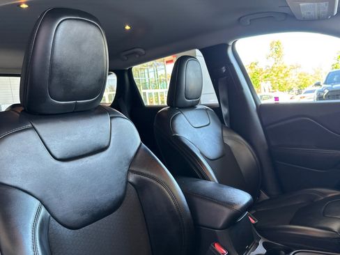 Used 2020 Jeep Cherokee Latitude Plus AWD/4WD image 30