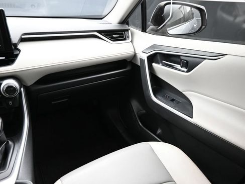 Used 2020 Toyota RAV4 XLE Premium FWD image 14