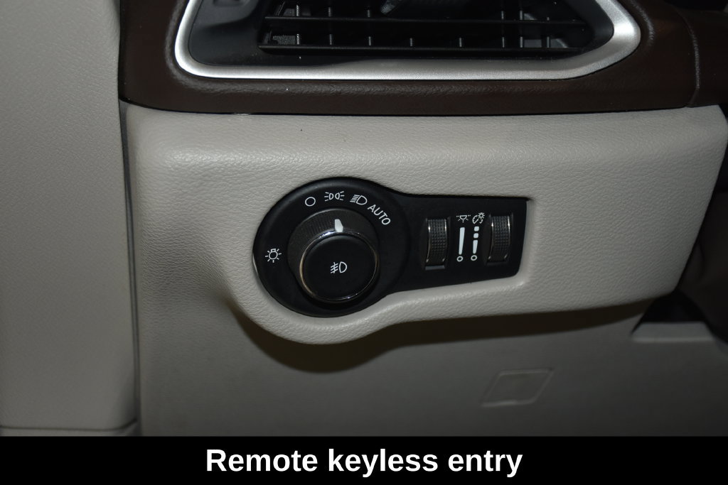 Used 2020 Chrysler Pacifica Touring-L FWD image 10